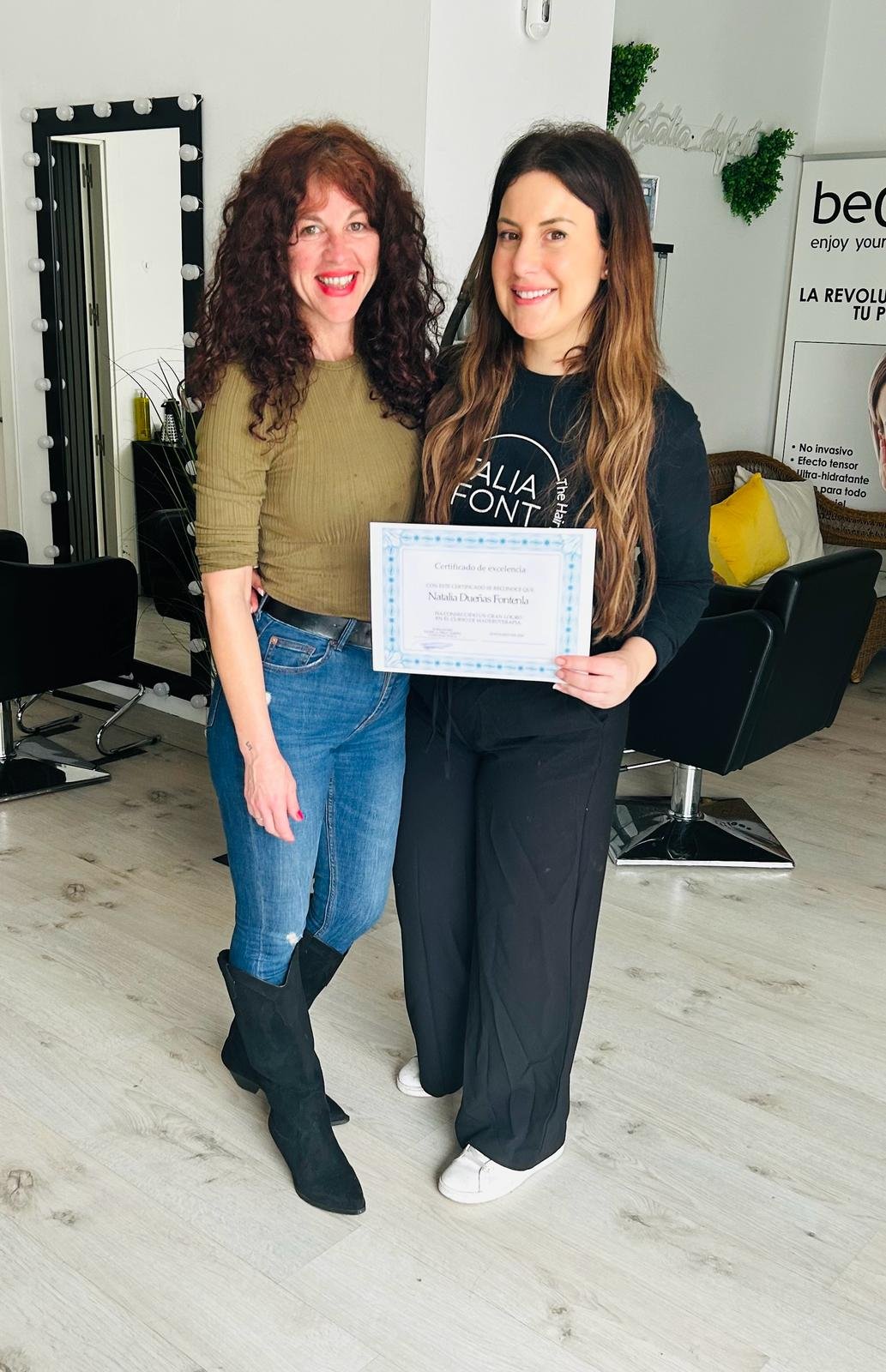 Natalia Dueñas Fontenla recibiendo su certificado de madroterapia con Patricia Trigo