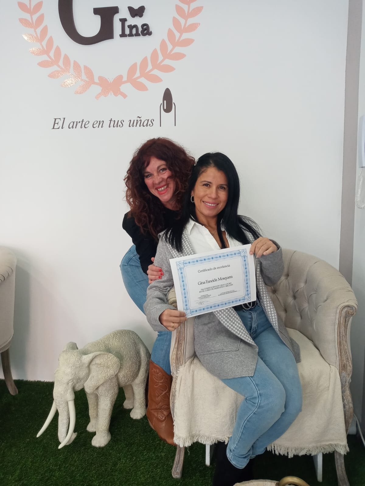 Gina Esneida Mosquera graduada de dermapen y BBGlow en el centro Gina